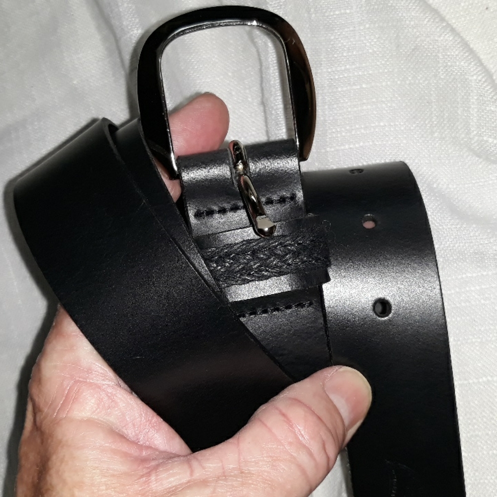 Levi's mens NEW black leather belt. Size 40